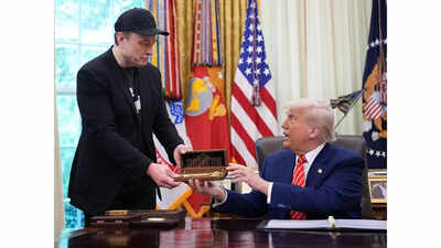 Elon musk gets a special gift from donald trump that he says he gives only to .jpg