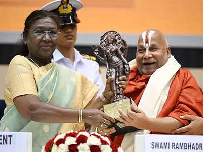 President draupadi murmu presents 58th jnanpith award at vigyan bhavan.jpg