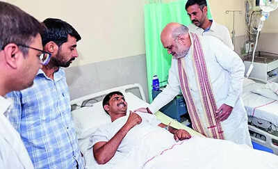 Shah meets 5 securitymen hurt in karreguttalu anti maoist op.jpg