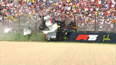 Yuki tsunodas f1 car in pieces.jpg