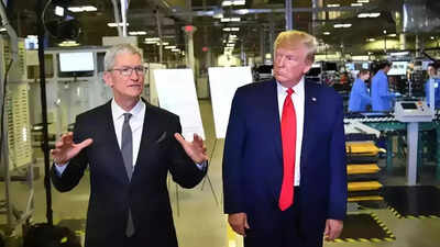 Donald trump and tim cook.jpg
