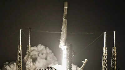 Spacex launches 27 starlink satellites to expand global internet coverage.jpg