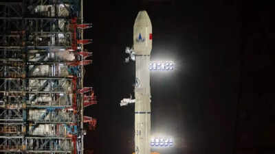 Cnsa releases images of earth and moon by tianwen 2 from 590000 km in deep space.jpg