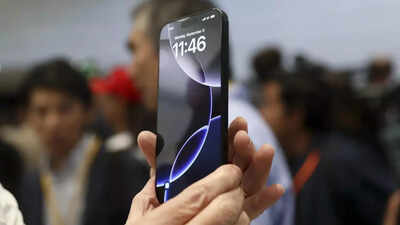 White house advisor criticises apple ceo tim cook for companys pace in moving iphone production out.jpeg
