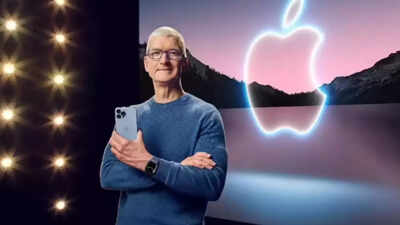File tim cook holding iphone.jpg