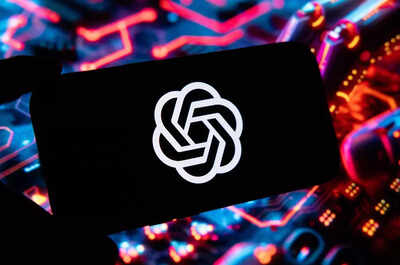 Influencers miss flight chatgpt.jpg