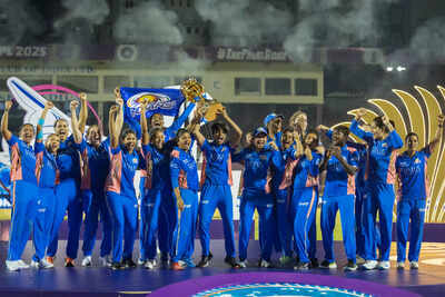 2025 wpl final delhi capitals v mumbai indians.jpg