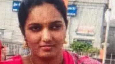 32 year old telecaller was fatally stabbed by her husband in public.jpg