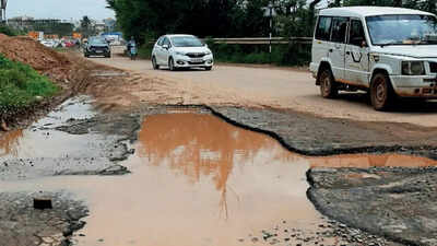 A large number of residents came together saturday to protest govt apathy highlighting the crumbling.jpeg