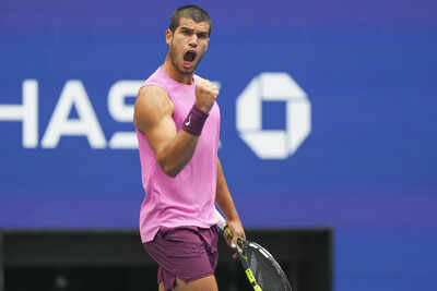 Carlos alcaraz beats novak djokovic in 3 sets at the us open to reach 3rd grand slam final in a row.jpeg