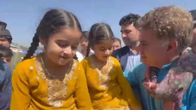 Eight year old twins zainab and zaiba with bjp leader ravinder raina.jpg