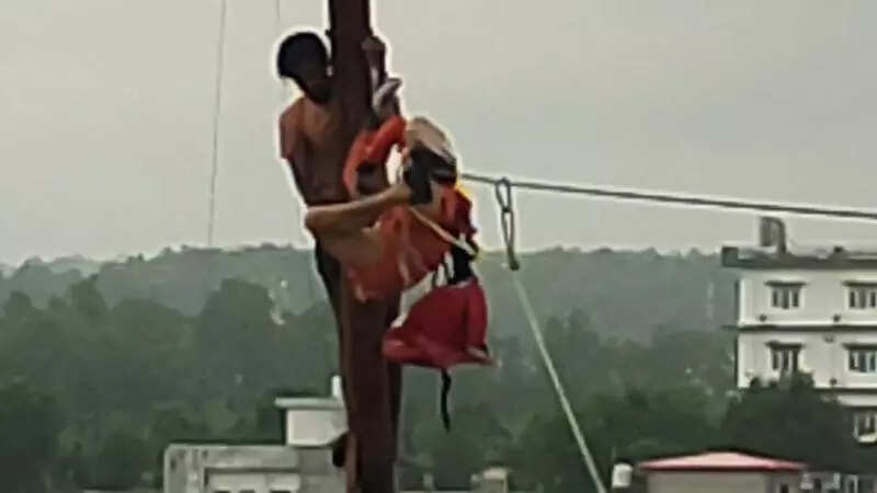 Farmer clinging on electric pole for 5hrs during doon floods saved by hero cop involved in silkyara.jpeg