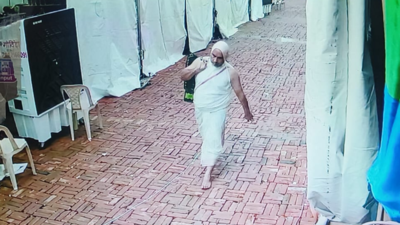 Gold kalash stolen from jain fest at red fort.jpg