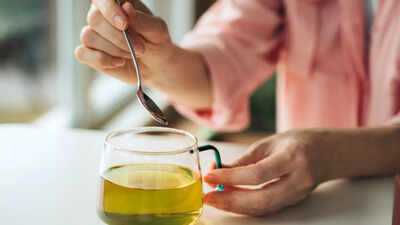 Green tea vs black coffee 1.jpg