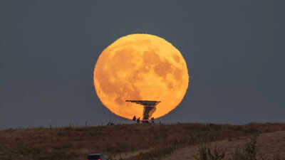 Harvest moon 2025 when where and how to witness the rare autumn full moon lighting up skies worldwid.jpeg