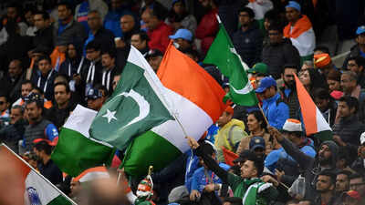 India pakistan fans 1808.jpg