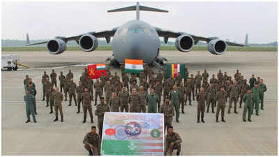 Indian army poses for photo before joining exercise yudh abhyas pib photo.jpg