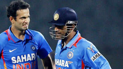 Irfan dhoni 0409 afp.jpg