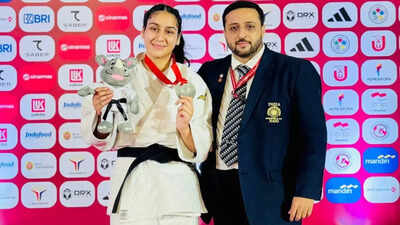 Ishroop narang with her coach vivek thakur special arrangement.jpg