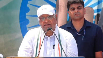 Mallikarjun kharge was seen dismissing a farmer who came to his kalaburagi house with his crop loss.png