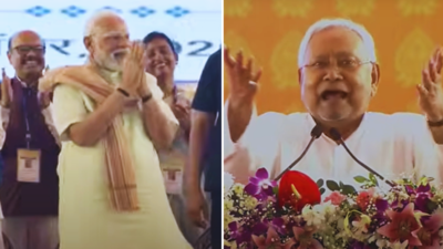 Nitish pushes crowd to give standing ovation to pm modi.jpg