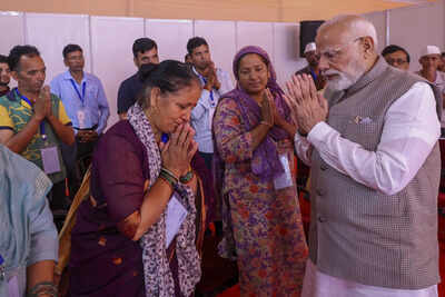 Pm modi meets flood hit people.jpg