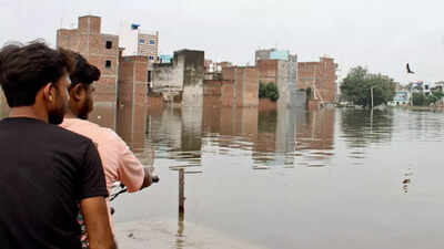 Police on site ndrf boats ferry people out.jpg