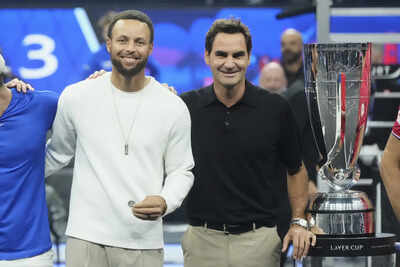 Stephen curry with roger federer at laver cup.jpg