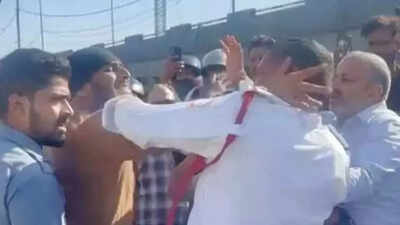 Traffic cop assaulted in delhi over helmet check.jpg