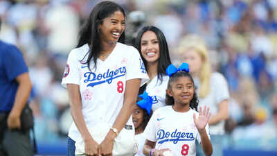 1761838160 vanessa bryant with her daughters.jpg