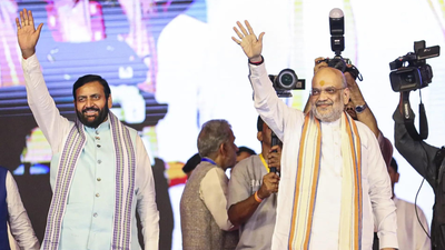 Amit shah with nayab singh saini pti.jpg