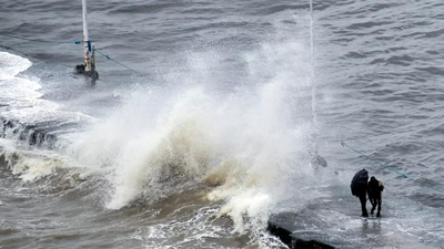 Cyclone montha is set to make landfall near kakinada tonight bringing heavy rains and winds up to 11.png