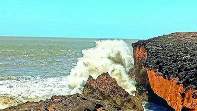Cyclone off guj coast moving westward imd.jpg