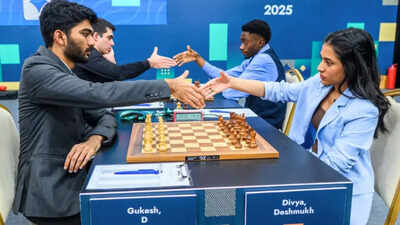 D gukesh vs divya deshmukh at fide grand swiss 2025.jpg
