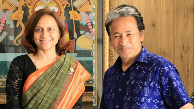 Gitanjali angmo left sonam wangchuk.jpg