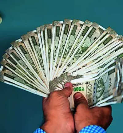 Govt sets up 3 member panel to revise pay pension for 12cr.jpg