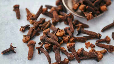 How eating a single clove daily can improve heart health and manage cholesterol naturally.jpg