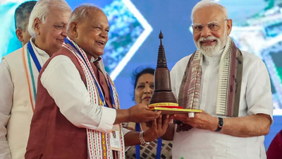 Jitan ram manjhi with pm modi file photo.jpg