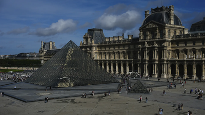 Louvre museum closes after robbery pic credit ap.jpg