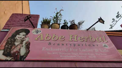 Parlours acid herbal mix leaves woman sans earlobes.jpg