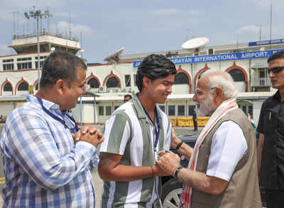Pm modi meets vaibhav sooryavanshi in patna.jpg
