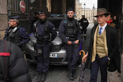 Police officers block an access to the louvre museum after a robbery sunday oct 19 2025 in paris ap.jpeg