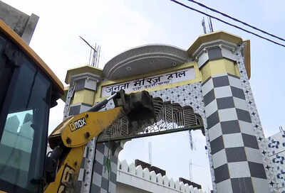 Sambhal oct 2 ani administration conducts demolition drive on illegal constr.jpg
