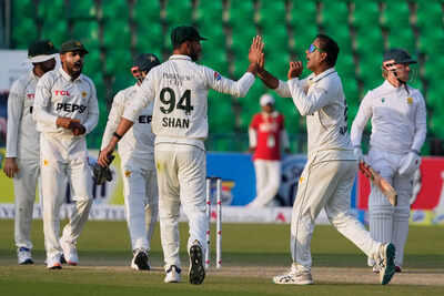 South africa struggles against pakistan spinners to reach 216 6 in first test.jpg