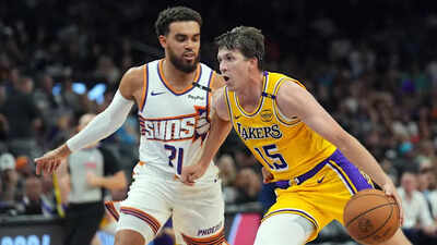 Suns vs lakers in a game.jpg