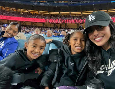 Vanessa bryant with her daughters.jpg