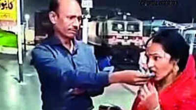 Woman maya kori traveled to kanpur central railway station to break her karwa chauth fast with her h.jpeg