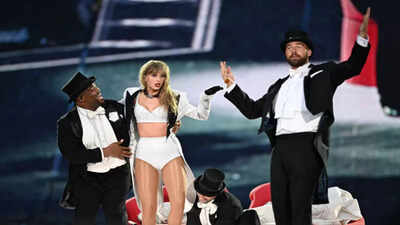 1763066630 taylor swift and travis kelce.jpg