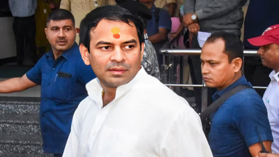 1763101890 tej pratap yadav.jpg