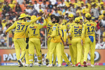 Ahmedabad chennai super kings39 bowler ravindra jadeja celebrates with teammates.jpg